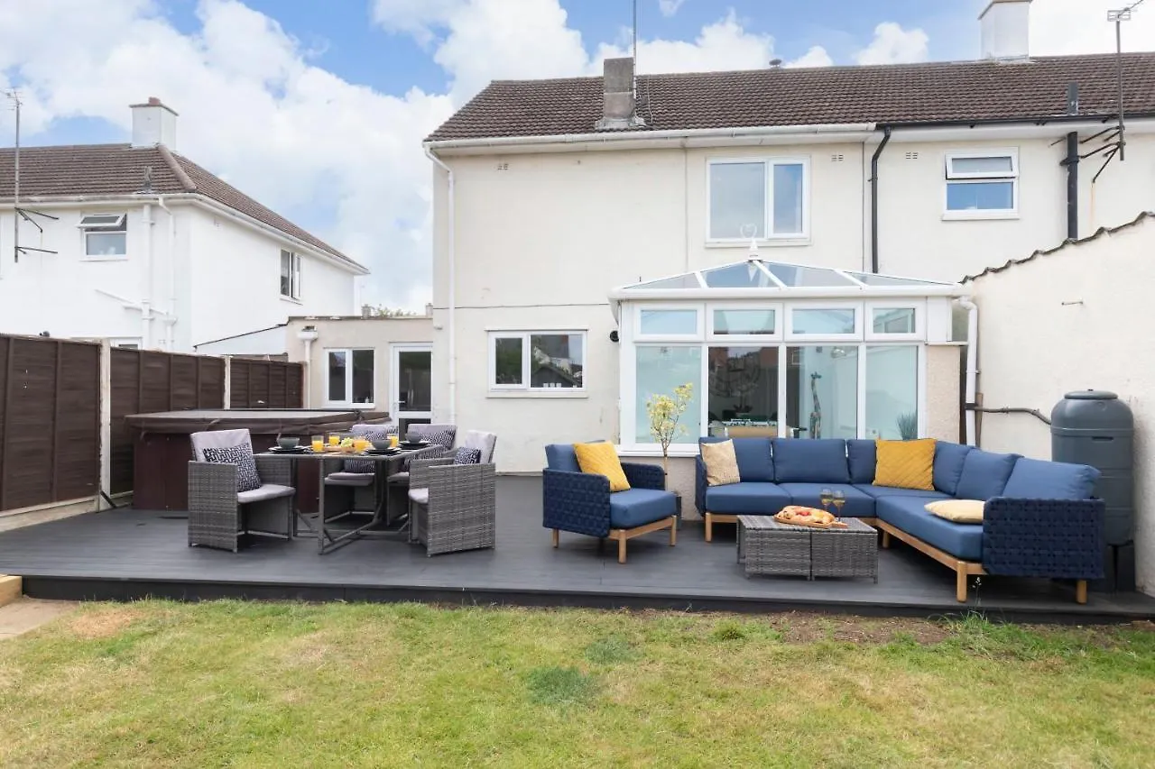 4 Bedroom Home With Hot Tub Near Gloucester City 0*,  United Kingdom